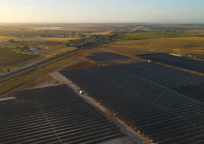 Foto BayWa r.e. y Boston Scientific firman un PPA Virtual para un parque solar en la provincia de Sevilla.